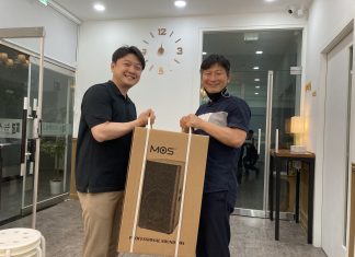 모니터 스피커를 흘려보냈습니다