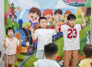 행복한 어린이 여름 성경 학교 첫날 (8/9)